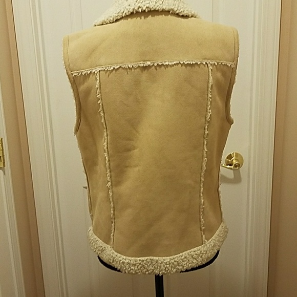Maurices Suede-like fuzzy vest size M - Picture 2 of 4